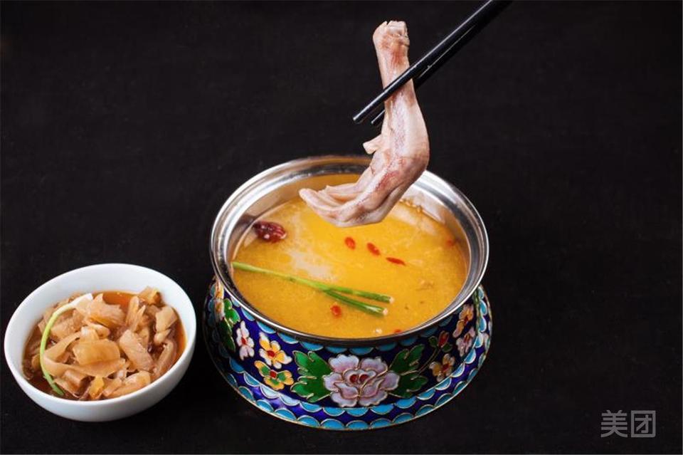 新鲜材料烹饪白萝卜煲鸭架汤，口感鲜美营养丰富